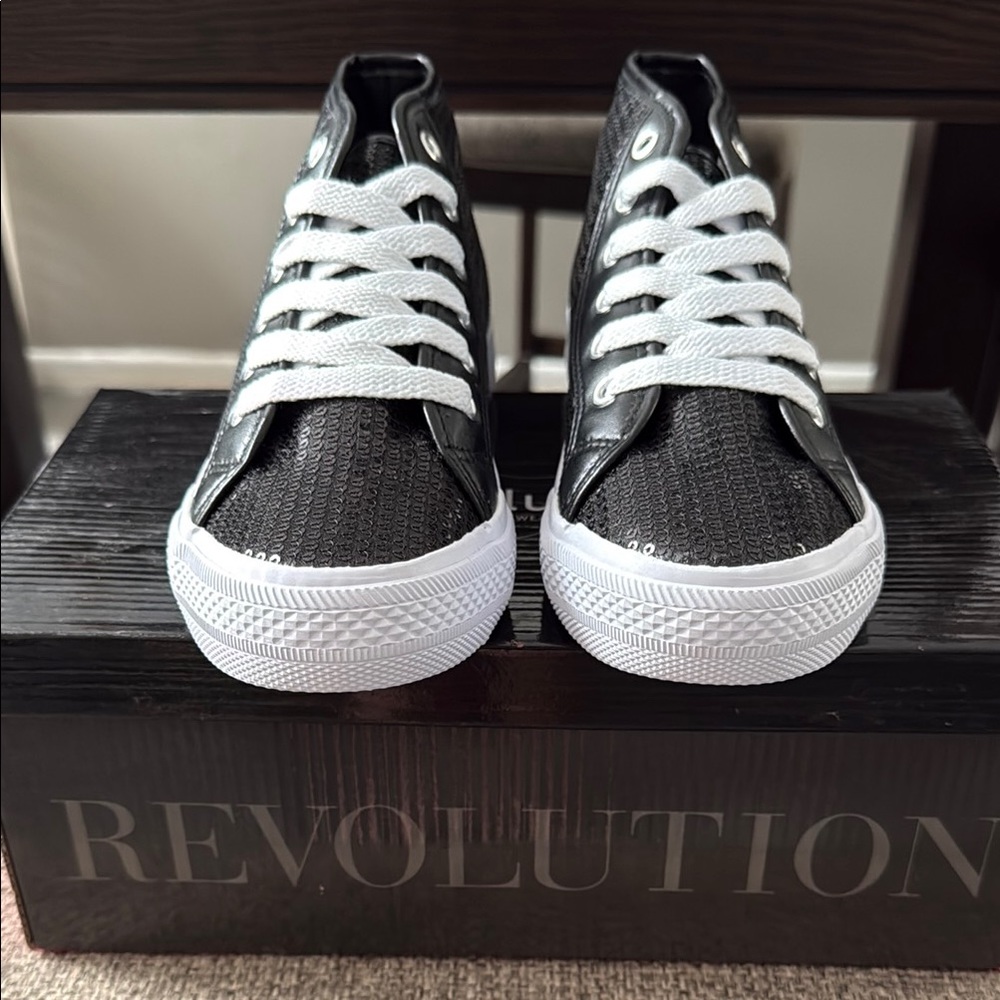 Revolution Black and White Canvas Sneakers Low-Top Design